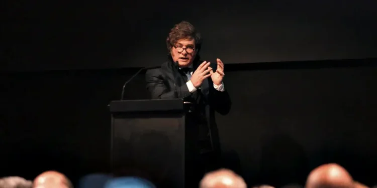 27SURFBSOFA2VAXIH2WBX3SYYY 5 Milei critica a Kicillof en su discurso de campaña