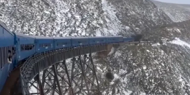 BPUTLVHNIFCCDP3P7VGVP5Z2VM El Tren a las Nubes cubierto de nieve: impactantes imágenes