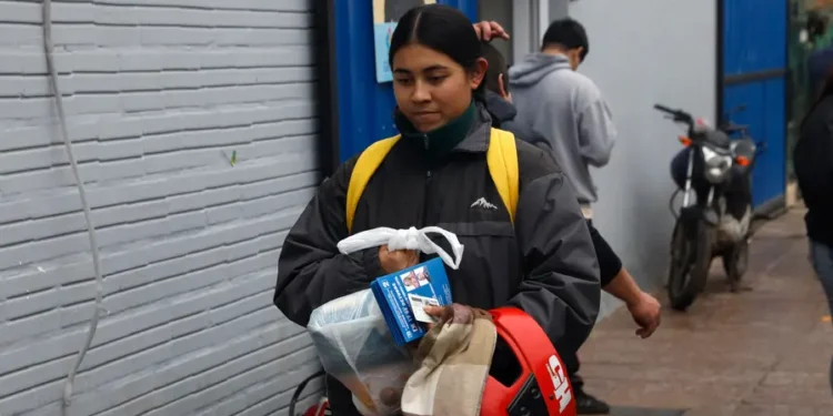 CJ6C2AAOFZEKLHEYNNBCLWHVQU Clientelismo en Formosa: candidato entrega alimentos por votos