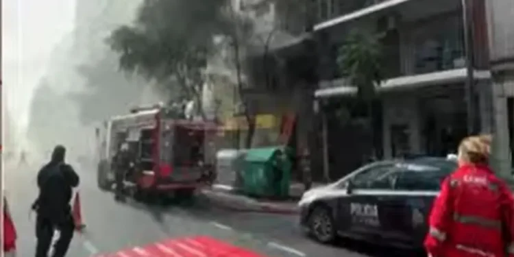 GVCOTR57CJEQTPSOD6IBDI4BGU Incendio en Recoleta: llamas y rescate en avenida Callao