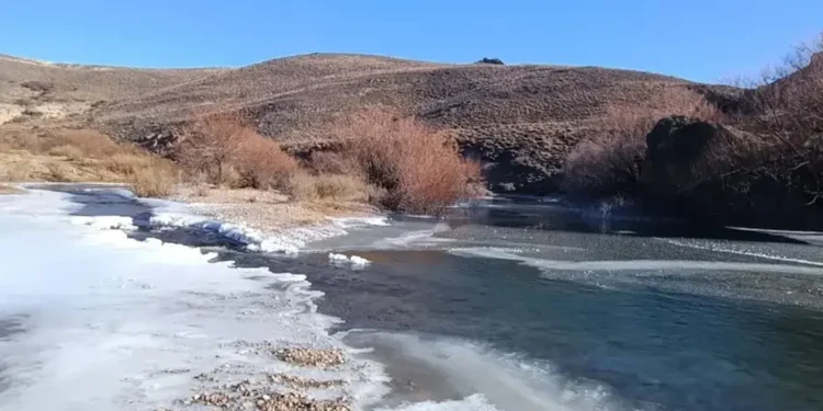 PHDZ6VIS3BDOVPVPTBRAY6Z5BA Ola polar en Río Negro y Buenos Aires: río y paisajes congelados por temperaturas bajo cero