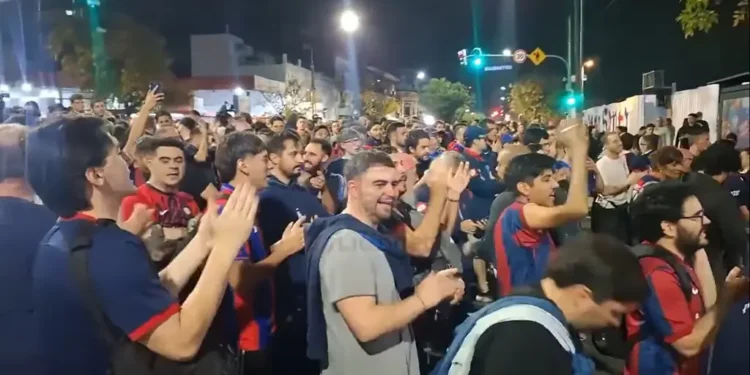 WXBJF5YMCFG6BPCRFEPX2SIVTM Protesta masiva contra Marcelo Moretti en San Lorenzo