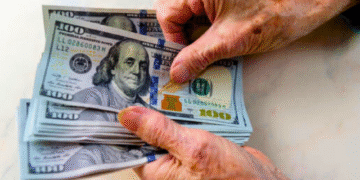 686fc9b634e8d El dólar blue cayó a su nivel más bajo en tres meses, a $1295