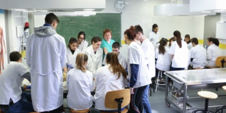 6870dd17347d8 Medicina en la URV: la nota de corte más alta del curso 2024-2025 en Tarragona