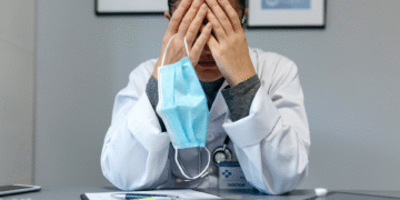 6KELZUTFGJHAHOYB2ZJTTCKDTU Sistema de salud en Colombia enfrenta crisis severa con urgencias saturadas y desabastecimiento