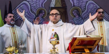 71640702 902 Israel bombardea la única iglesia católica en Gaza, causando víctimas y condenas internacionales