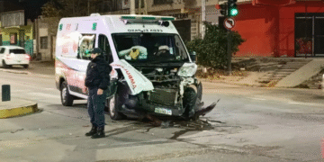 720 Accidente en Rosario: auto impacta contra ambulancia con paciente en estado crítico