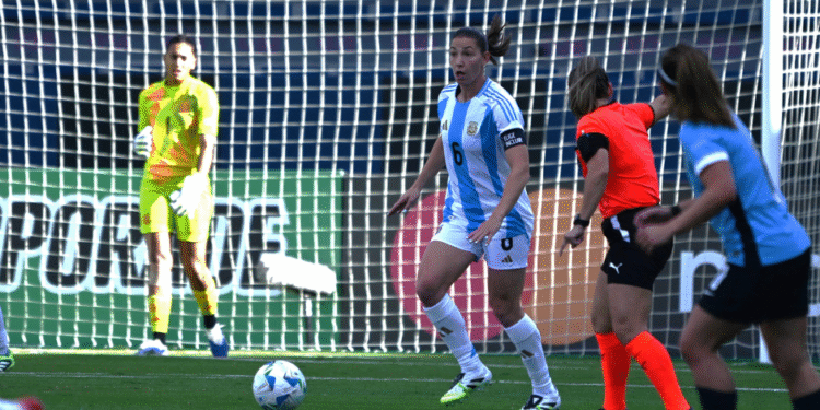 7FWJYUWXYFEMVEV6F5AIVTJCUY Argentina vence a Uruguay en su debut en la Copa América Femenina 2025
