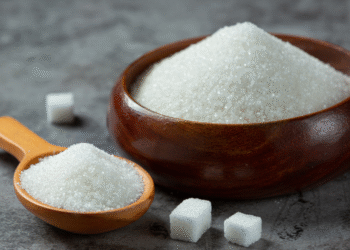 957105 world diabetes day sugar wooden bowl dark surface 0 La Anmat prohíbe una marca de azúcar y tres de aceite de oliva por ilegalidad