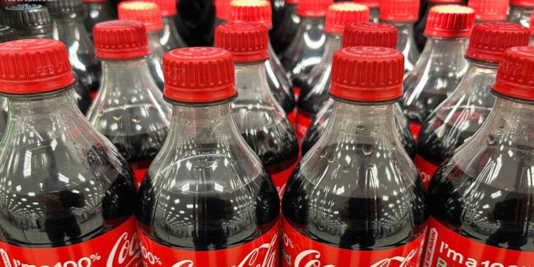 AFP 20250716 66YY3G7 v1 MidRes OverABillionPoundsOfCokePlasticWasteToEnterWater 1 1752712003 8872ed 1752712260 Trump logra que Coca-Cola cambie su fórmula en EE.UU. por azúcar de caña