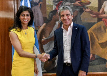 KZzM L4ds 2000x1500 1 Dilemas económicos del Gobierno: reservas, devaluación y tasas de interés