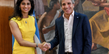 KZzM L4ds 2000x1500 1 Dilemas económicos del Gobierno: reservas, devaluación y tasas de interés