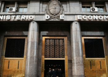 MERSUBXORJAMNC4W5G72DR453Q El Gobierno enfrenta un 'mega vencimiento' de deuda en pesos y busca estabilidad financiera