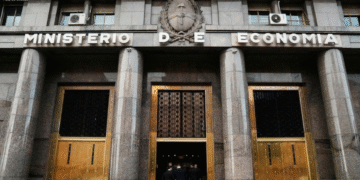 MERSUBXORJAMNC4W5G72DR453Q El Gobierno enfrenta un 'mega vencimiento' de deuda en pesos y busca estabilidad financiera