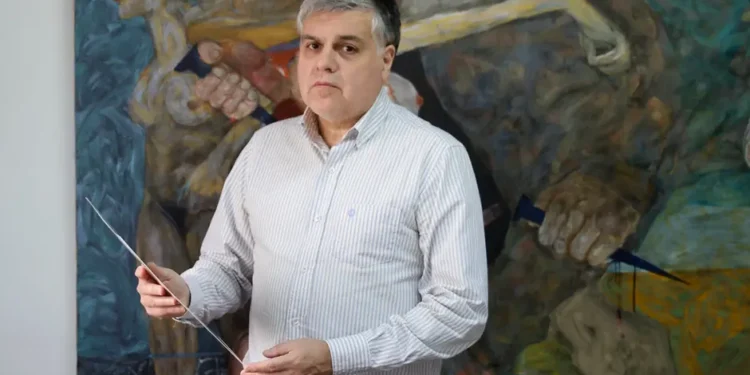 NMKYYXYW6JEDDIYTYJC77N25FA Walter Santoro y su labor de preservación de objetos de Gardel en la fundación
