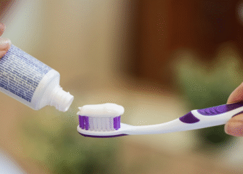 NRK3UGH4HRB5BAYOTMBHUAWP64 ANMAT prohíbe venta y uso de pasta dental tras reportes de efectos adversos graves