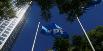 OAKU4T3O2BDG3DJF2IFRTUS2GI Gobierno argentino investiga filtraciones en caso YPF en EE.UU. y anuncia cambios internos