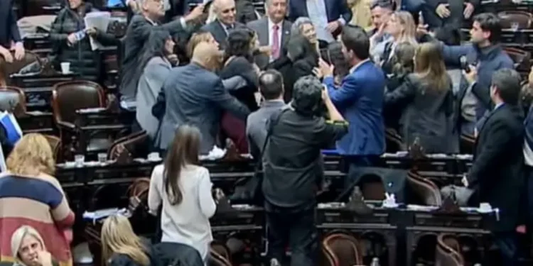 UB7EWGJVKVEYFD5WIASBTQO4RY Caos en Diputados: diputadas kirchneristas se levantan y se levanta la sesión tras enfrentamiento con Espert