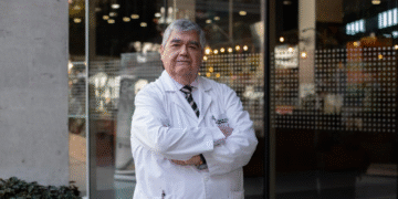 dr. camilo garcia 6 1280x720 1 Director de Medicina de la UNAB Viña del Mar recibe reconocimiento internacional por su aporte educativo