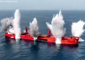esta imagen publicada por el centro de medios DE4O4OFIYZHJ7HNBJ77ATBDWZA Los hutíes hunden dos barcos en el mar Rojo y intensifican sus ataques en la región
