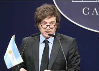 javier milei conferencia prensa scott bessentjpg El gobierno de Milei mantiene firme su postura y no cede ante los gobernadores en temas clave