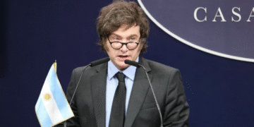 javier milei conferencia prensa scott bessentjpg El gobierno de Milei mantiene firme su postura y no cede ante los gobernadores en temas clave