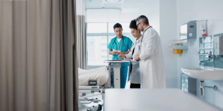 medicos hospital Futuro incierto en la jubilación médica en España: déficit actual y saturación futura