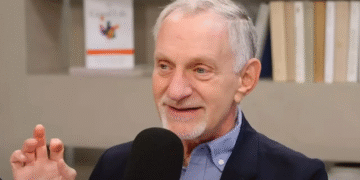 robert waldinger b72335b9 250711131419 1280x720 Robert Waldinger: la clave de la felicidad está en las relaciones humanas de calidad