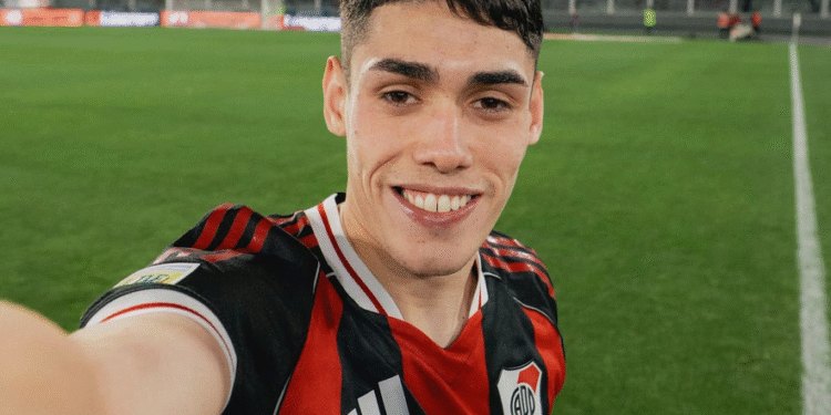 santiago lencina zurdo de 19 anos fue titular en QWCNI4FITFCPTO5IYY7SU3PBUE Santiago Lencina, la nueva joya de River que dazzla en la Primera División