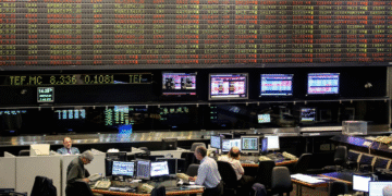 KO4QTY6ZZVAHPNJXADAPGJPSW4 Los mercados argentinos caen y el riesgo supera los 800 puntos