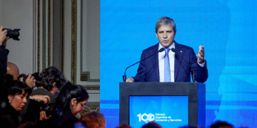 fMAFEN7PP 2000x1500 1 El gobierno incrementa los encajes bancarios para contener dólar y deuda en pesos