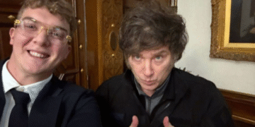 javier milei y hayden davis el joven apuntado como el creador de libra 2026371 Juicio por la causa $Libra: Justicia encontró medio millón de dólares y acusa a Julián Serrano