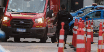 murio una joven en un colectivo y descubrieron que llevaba 26 celulares pegados al cuerpo 2072087 Joven muere en colectivo tras llevar 26 celulares pegados al cuerpo