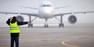 paro de controladores aereos desde la medianoche DF7CZ7JMA5CGNMNAILA2ERZY6A Cuánto cobran los controladores aéreos en Argentina en agosto de 2025