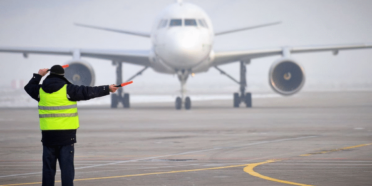 paro de controladores aereos desde la medianoche DF7CZ7JMA5CGNMNAILA2ERZY6A Cuánto cobran los controladores aéreos en Argentina en agosto de 2025