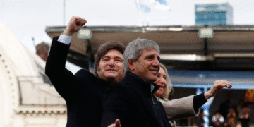 A42ECYWIGNBHZIY2EA5FPIJCRM Milei mantiene plan económico sin cambios pese a derrotas políticas y tensión en los mercados