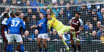 JBw uYqoF 2000x1500 1 Dibu Martínez fue figura en el empate del Aston Villa ante Everton