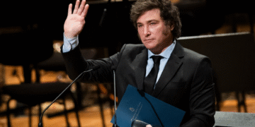 M4XUVMBUQVDBHO45T2MYB4XQAY Milei apuesta por intervención estatal para contener el dólar en plena crisis económica