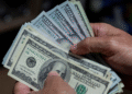 OWVAXLEU6NBLNDYXCDY2J5MNDU Eliminan el límite del cepo cambiario para quienes cobran en dólares por trabajo exterior
