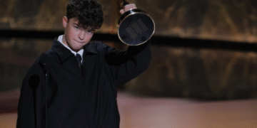 RAwnrCiuh 2000x1500 1 Premios Emmy 2025: 'Adolescencia' y 'The Studio' brillaron en la noche