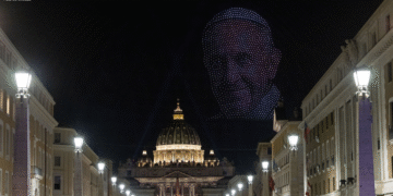 XFYRVAEWDJAA7M5FY4QFESM57A Más de 3.000 drones iluminan el Vaticano en histórica inauguración musical