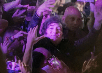 javier milei entre la gente durante el acto en HYU4YTG5QFH7HPIN6HHZV3QAZE Milei enfrenta una campaña en medio de crisis económica y tensiones políticas