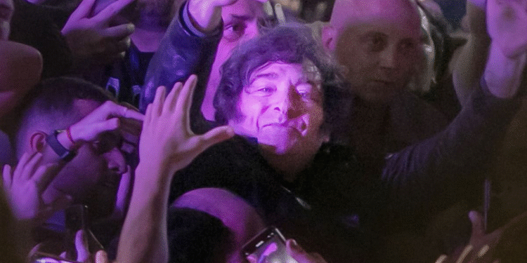 javier milei entre la gente durante el acto en HYU4YTG5QFH7HPIN6HHZV3QAZE Milei enfrenta una campaña en medio de crisis económica y tensiones políticas