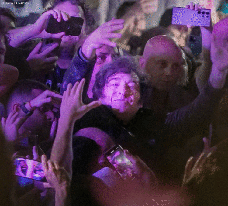 javier milei entre la gente durante el acto en HYU4YTG5QFH7HPIN6HHZV3QAZE Milei enfrenta una campaña en medio de crisis económica y tensiones políticas