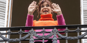 la expresidenta cristina kirchner en el balcon de XR7PAPFPNFGBZDMALV3NW7ENC4 Cristina Kirchner cuestiona el discurso de Milei: "El tic tac ya puedo escucharlo desde San José 1111"