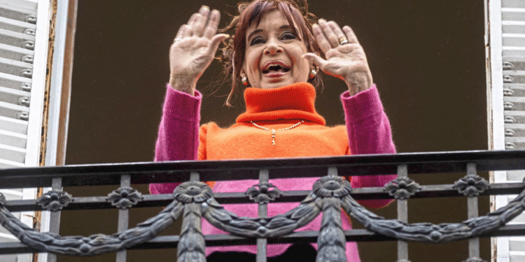 la expresidenta cristina kirchner en el balcon de XR7PAPFPNFGBZDMALV3NW7ENC4 Cristina Kirchner cuestiona el discurso de Milei: "El tic tac ya puedo escucharlo desde San José 1111"